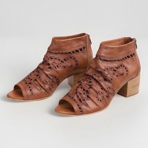 Sundance Camilla Sandals / Booties Brown Leather Size 39 – Made in Italy Shoes